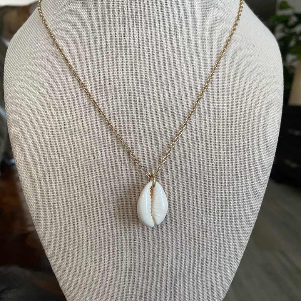 The Cutest Little Gold Shell Necklace 25$
